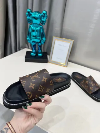 Louis Vuitton Run Away Monogram Canvas pantuflas negras marrón 4
