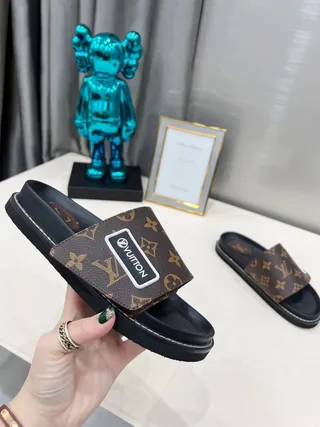 Louis Vuitton Run Away Monogram Canvas pantuflas negras marrón 9