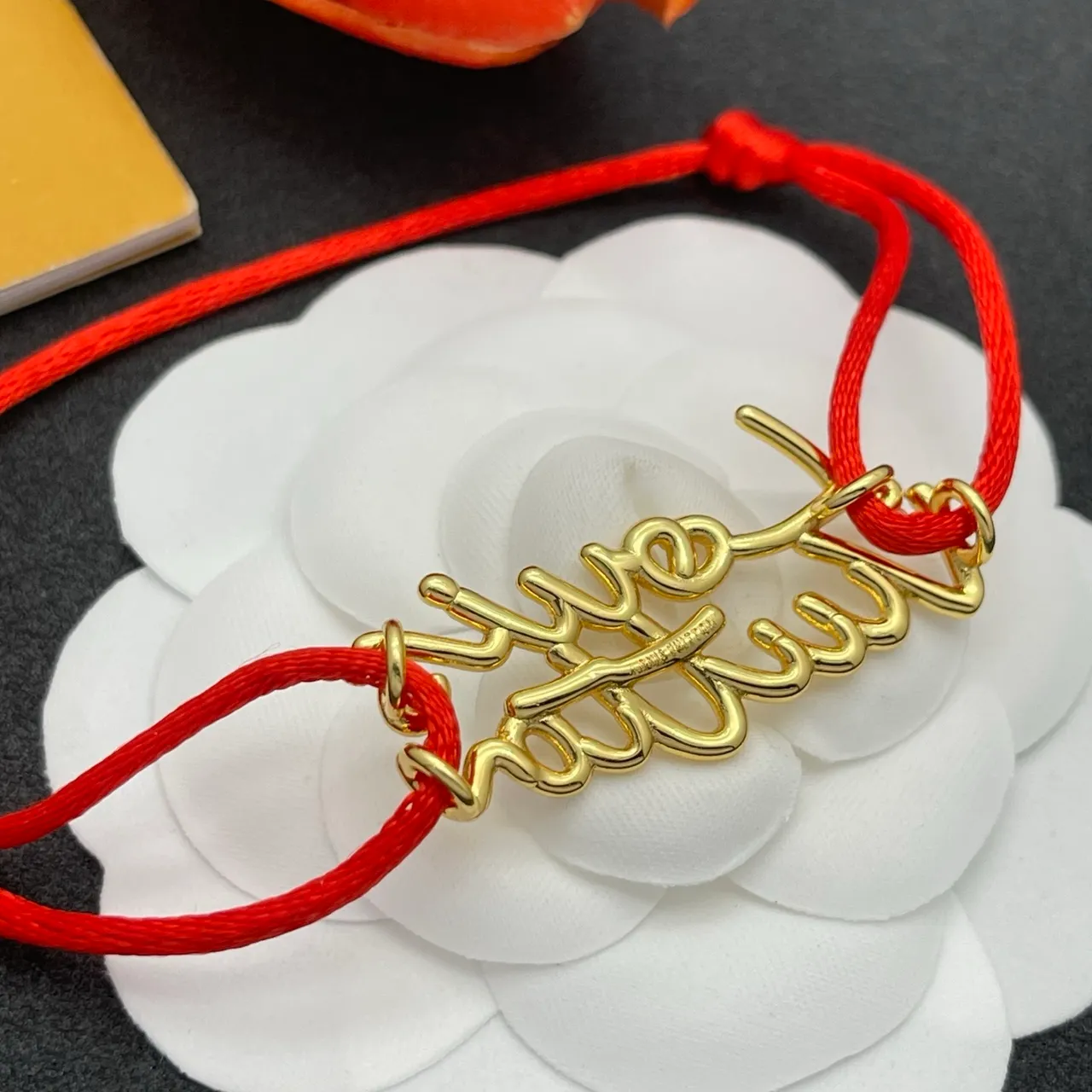 Louis Vuitton Logotipo de Firma Cursiva Pulsera de Cordón Rojo 3