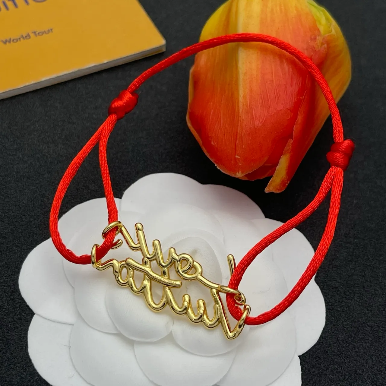 Louis Vuitton Logotipo de Firma Cursiva Pulsera de Cordón Rojo 4