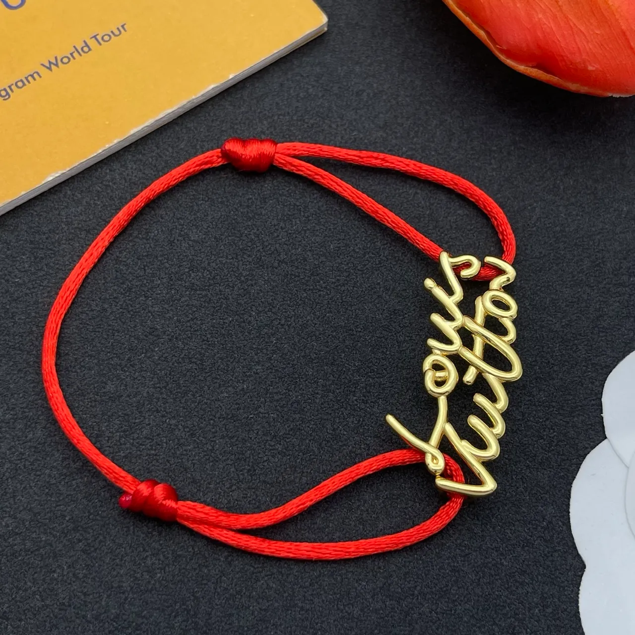 Louis Vuitton Logotipo de Firma Cursiva Pulsera de Cordón Rojo 6