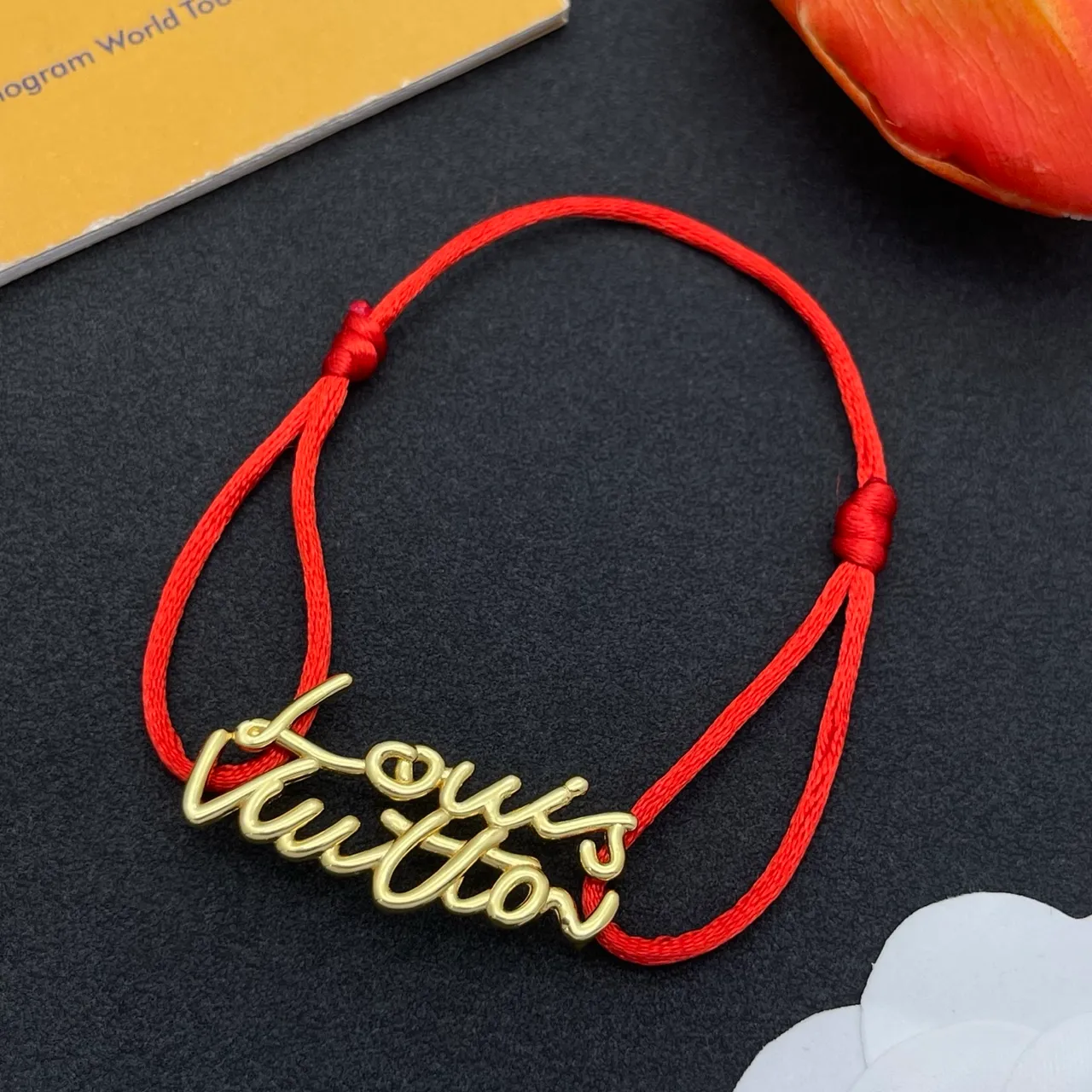 Louis Vuitton Logotipo de Firma Cursiva Pulsera de Cordón Rojo 8