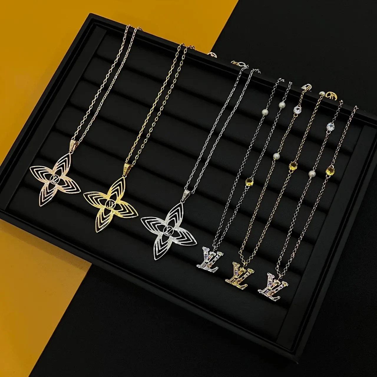 Collier Louis Vuitton Argent Or Floral Quatrefoil Pendants Monogram Charms 3