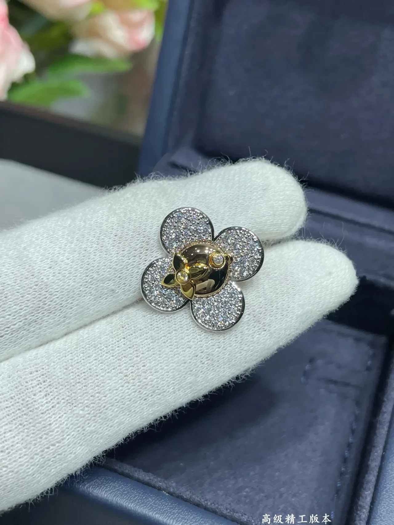 Louis Vuitton Bague Fleur à Cinq Pétales en Cristaux Pavé Argent et Or 3