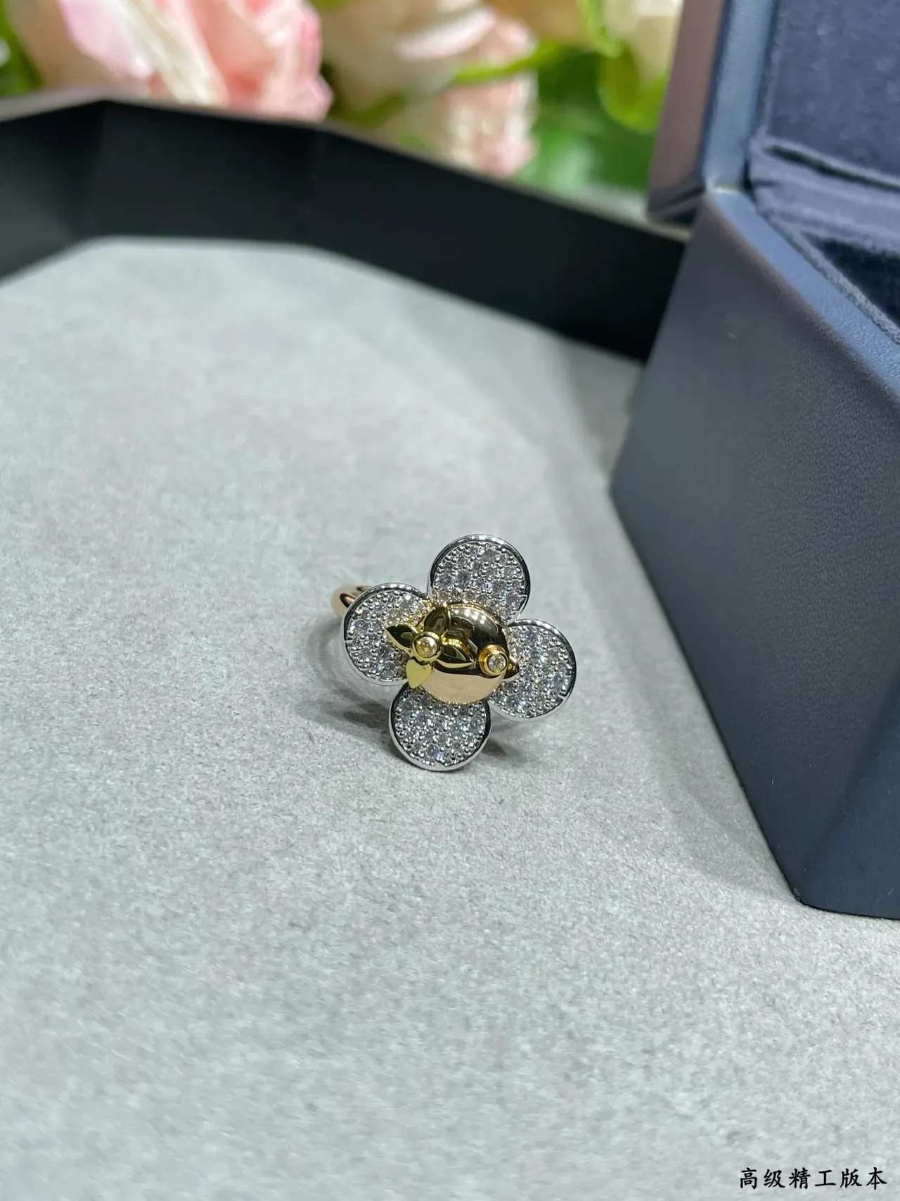 Louis Vuitton Bague Fleur à Cinq Pétales en Cristaux Pavé Argent et Or 4