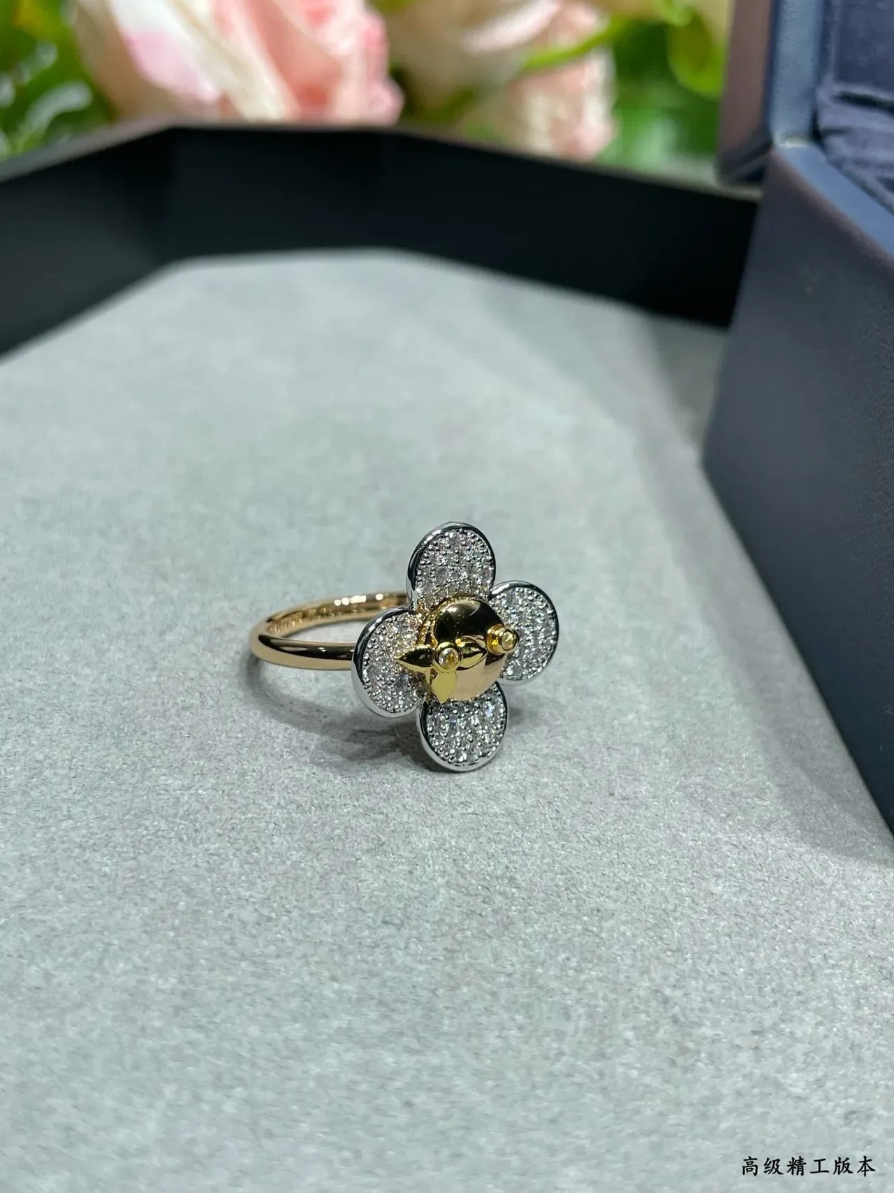 Louis Vuitton Bague Fleur à Cinq Pétales en Cristaux Pavé Argent et Or 5