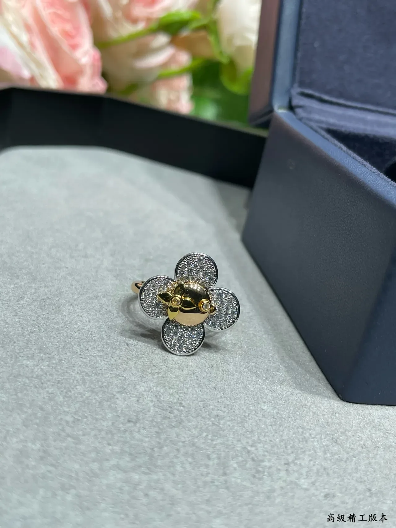 Louis Vuitton Bague Fleur à Cinq Pétales en Cristaux Pavé Argent et Or 6