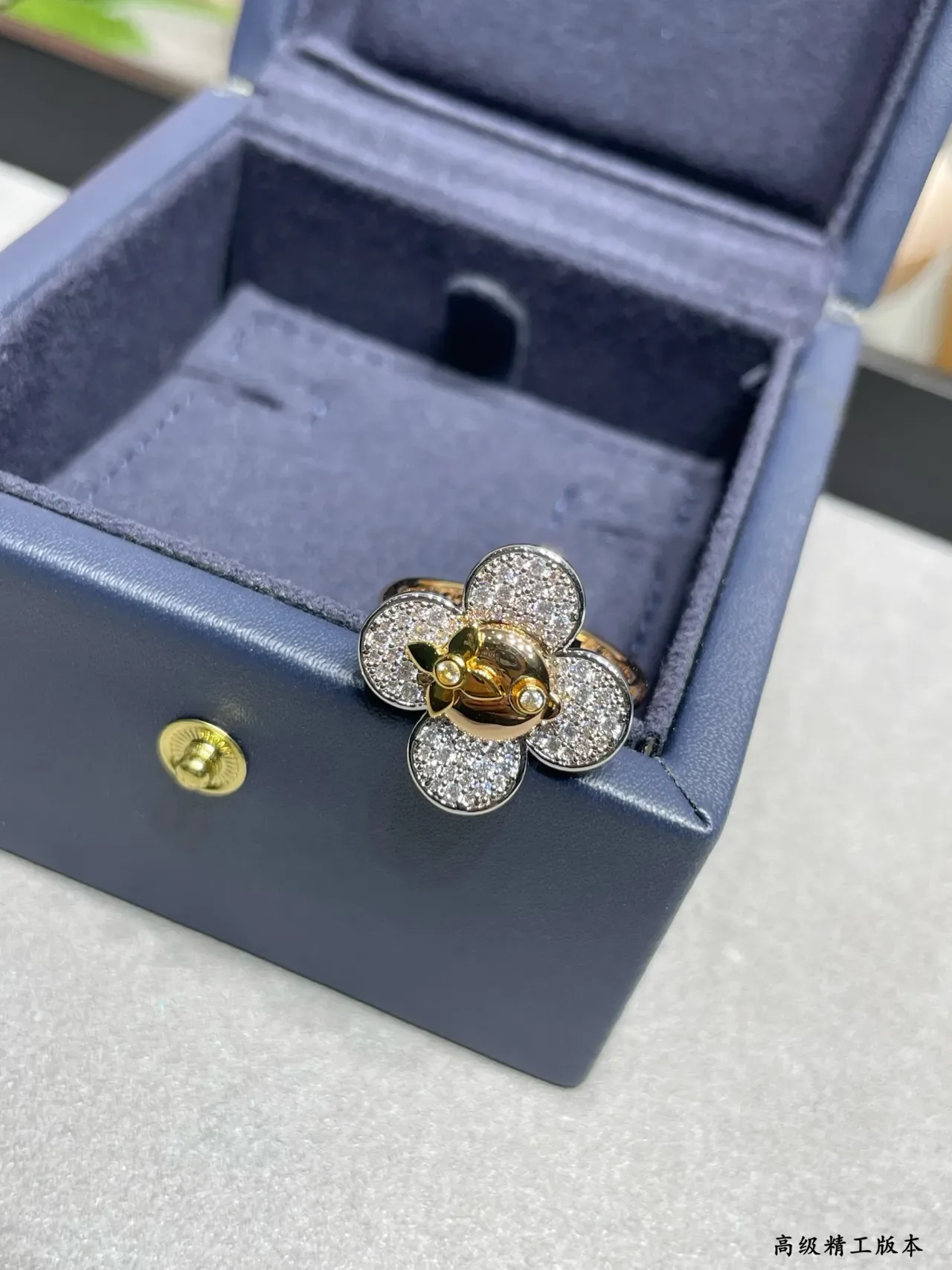 Louis Vuitton Bague Fleur à Cinq Pétales en Cristaux Pavé Argent et Or 7