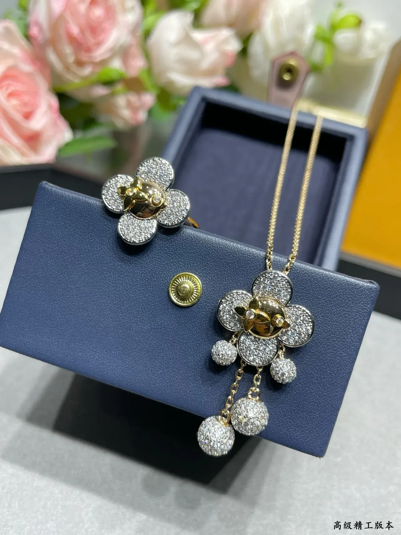 Louis Vuitton Bague Fleur à Cinq Pétales en Cristaux Pavé Argent et Or 8