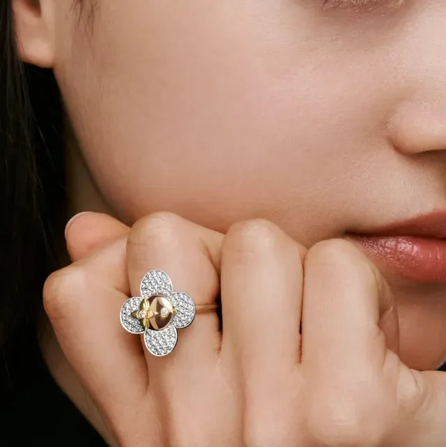 Louis Vuitton Bague Fleur à Cinq Pétales en Cristaux Pavé Argent et Or 9