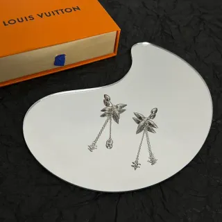Louis Vuitton aretes con motivo de hojas de plata colgantes