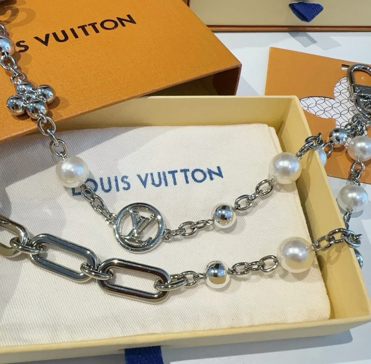 Louis Vuitton Silver White Link Chain Cultured Pearl Accents Necklace 5