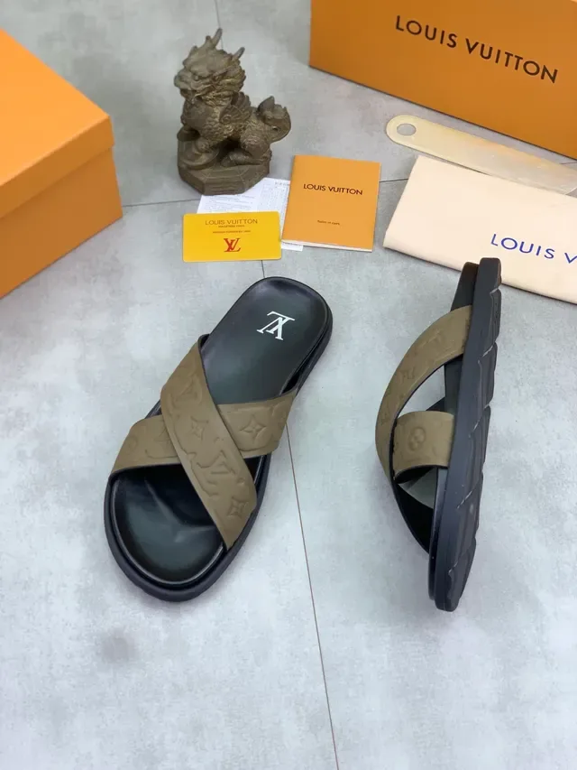 Louis Vuitton ब्लैक बेज क्रॉस मॉनोग्राम स्ट्रैप स्लाइड स्लिपर्स रबर सोल 4