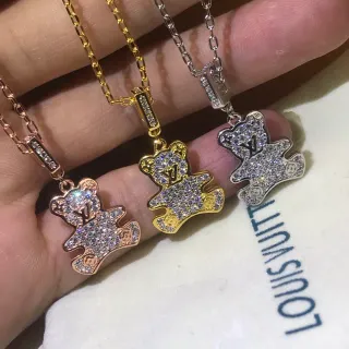قلادة لويس فيتون دب تيدي باڤيه كريستال