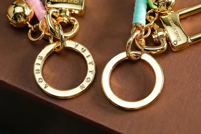 Louis Vuitton Raquete de Tênis Chaveiro Dourado Marrom Metal Acessório para celular 2