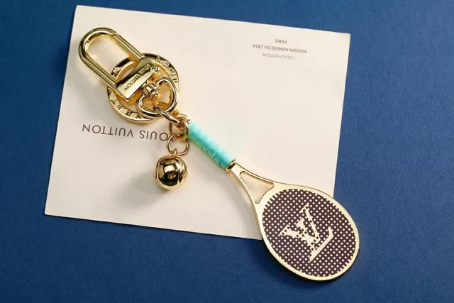 Louis Vuitton Raquete de Tênis Chaveiro Dourado Marrom Metal Acessório para celular 6