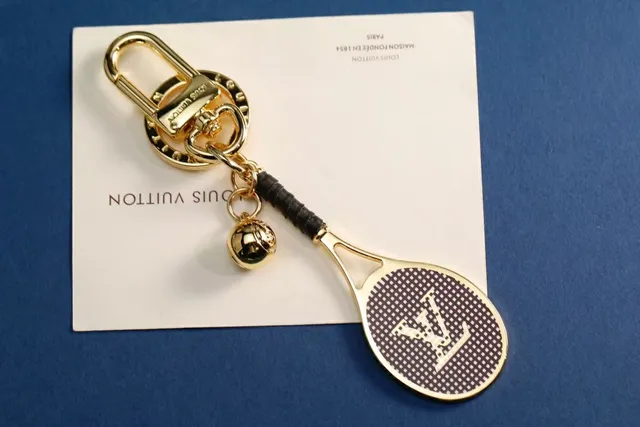 Louis Vuitton Raquete de Tênis Chaveiro Dourado Marrom Metal Acessório para celular 7
