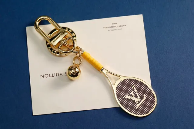 Louis Vuitton Raquete de Tênis Chaveiro Dourado Marrom Metal Acessório para celular 8