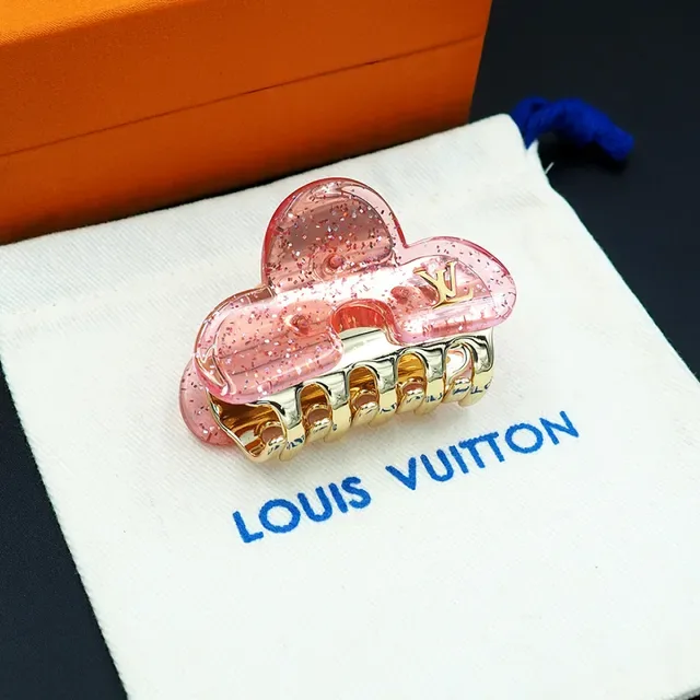 Louis Vuitton Broche Clip de Garra Résine Translucide Rose Pailletée 5