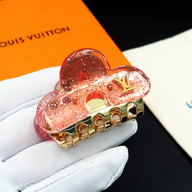 Louis Vuitton Broche Clip de Garra Résine Translucide Rose Pailletée 6