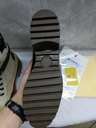 Louis Vuitton Trekking Boot أحذية كاحل بيج مونوغرام سويد و باتنت 2