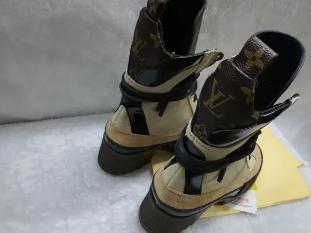 Louis Vuitton Trekking Boot أحذية كاحل بيج مونوغرام سويد و باتنت 3