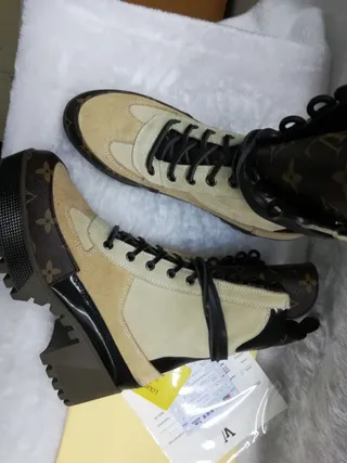 Louis Vuitton Trekking Boot أحذية كاحل بيج مونوغرام سويد و باتنت 7
