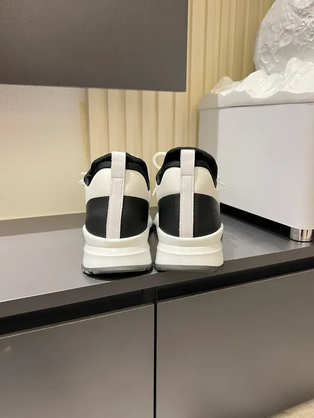 Louis Vuitton Blancs Noirs Upper Tricot Monogram Branding Lifestyle Sneakers 2