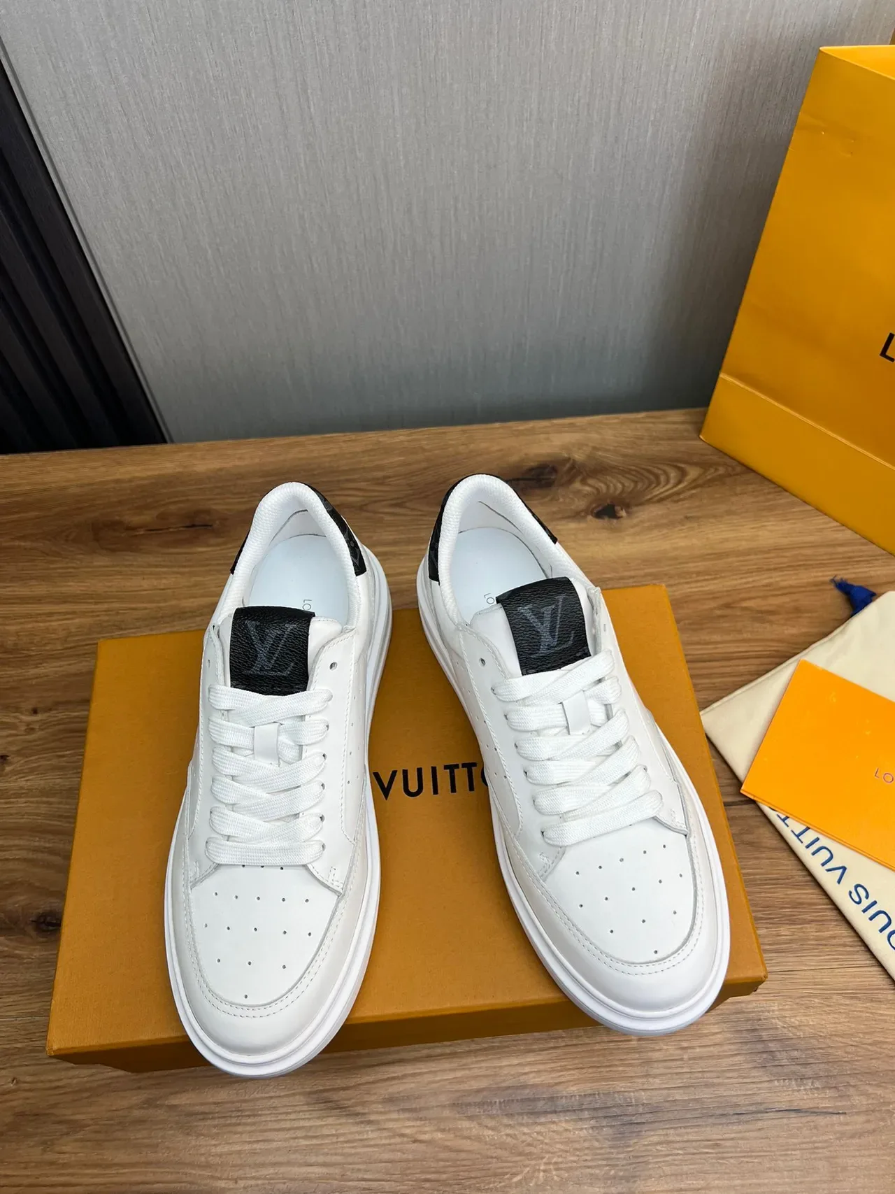 Louis Vuitton সাদা কালো পারফোরেটেড লেদার আপার মোটা প্ল্যাটফর্ম সোল লাইফস্টাইল স্নিকার 2