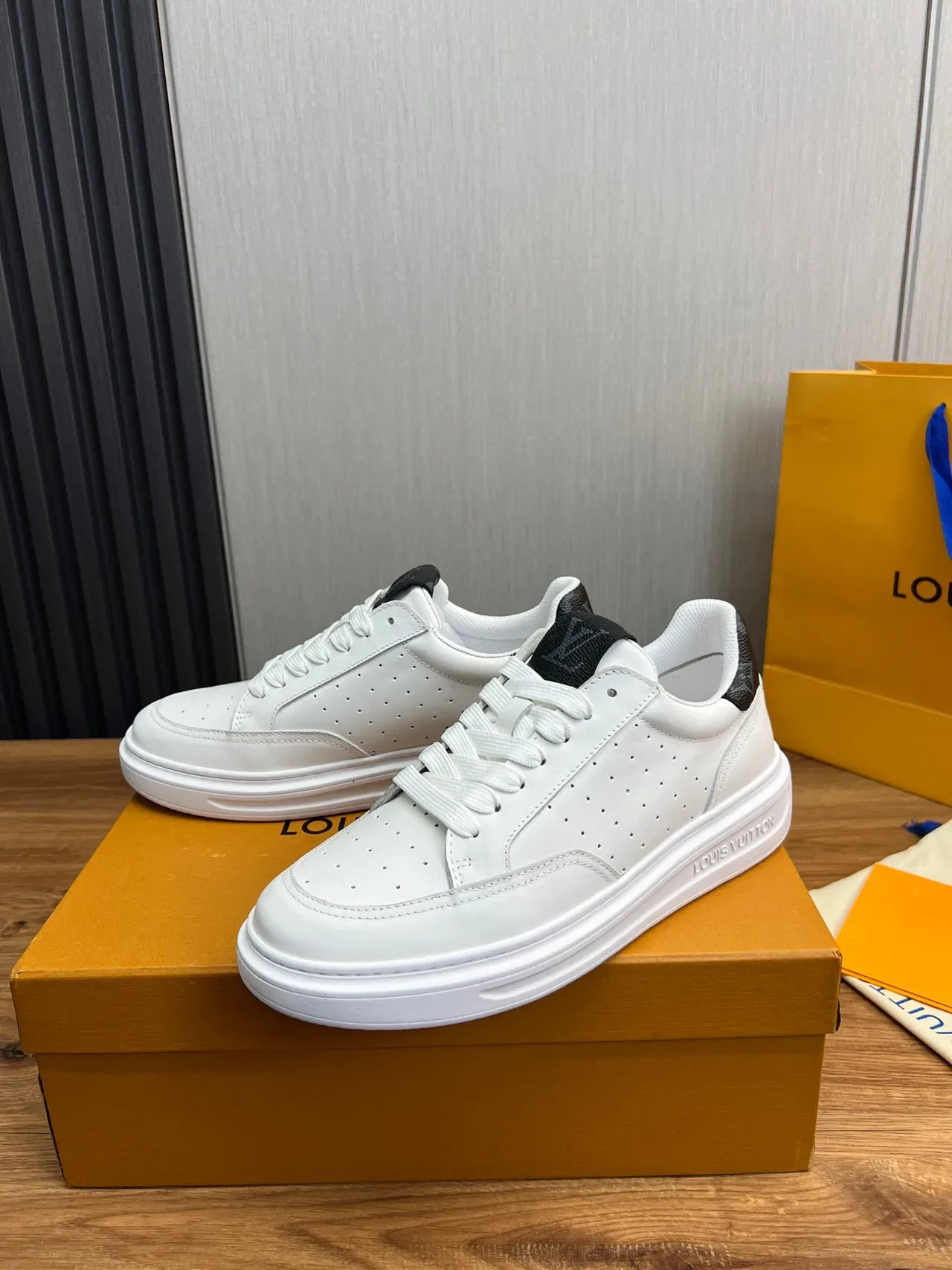 Louis Vuitton সাদা কালো পারফোরেটেড লেদার আপার মোটা প্ল্যাটফর্ম সোল লাইফস্টাইল স্নিকার 3