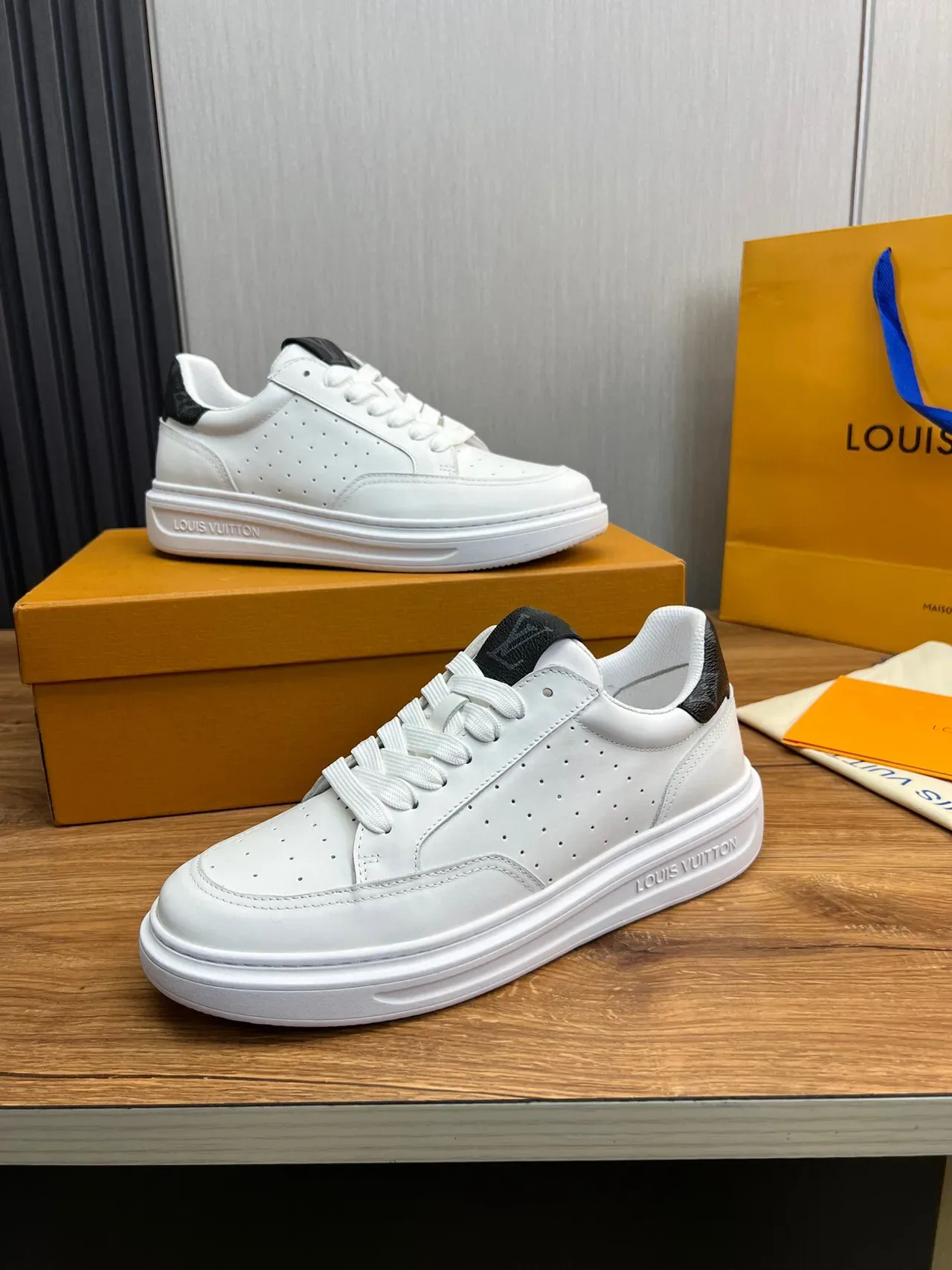 Louis Vuitton সাদা কালো পারফোরেটেড লেদার আপার মোটা প্ল্যাটফর্ম সোল লাইফস্টাইল স্নিকার 4