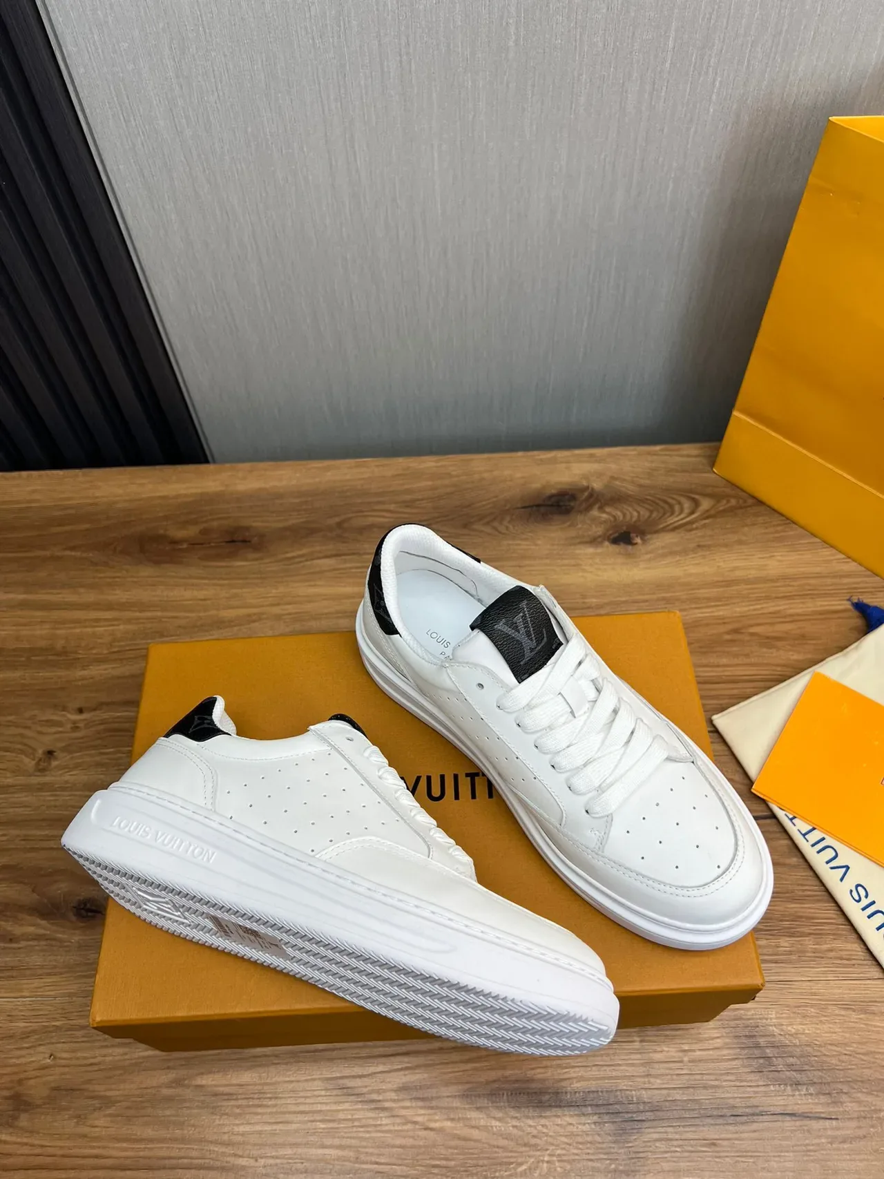 Louis Vuitton সাদা কালো পারফোরেটেড লেদার আপার মোটা প্ল্যাটফর্ম সোল লাইফস্টাইল স্নিকার 5