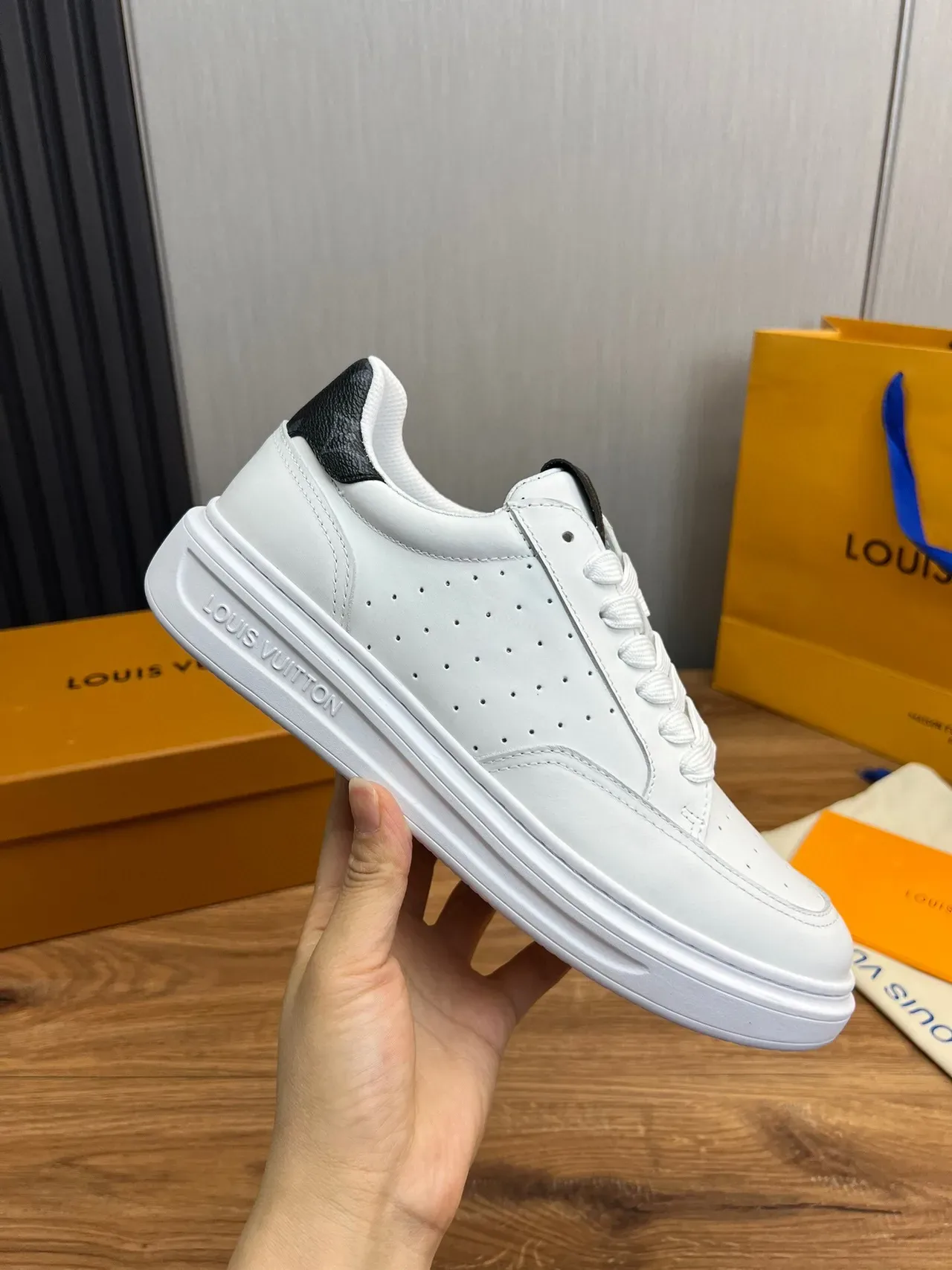 Louis Vuitton সাদা কালো পারফোরেটেড লেদার আপার মোটা প্ল্যাটফর্ম সোল লাইফস্টাইল স্নিকার 7
