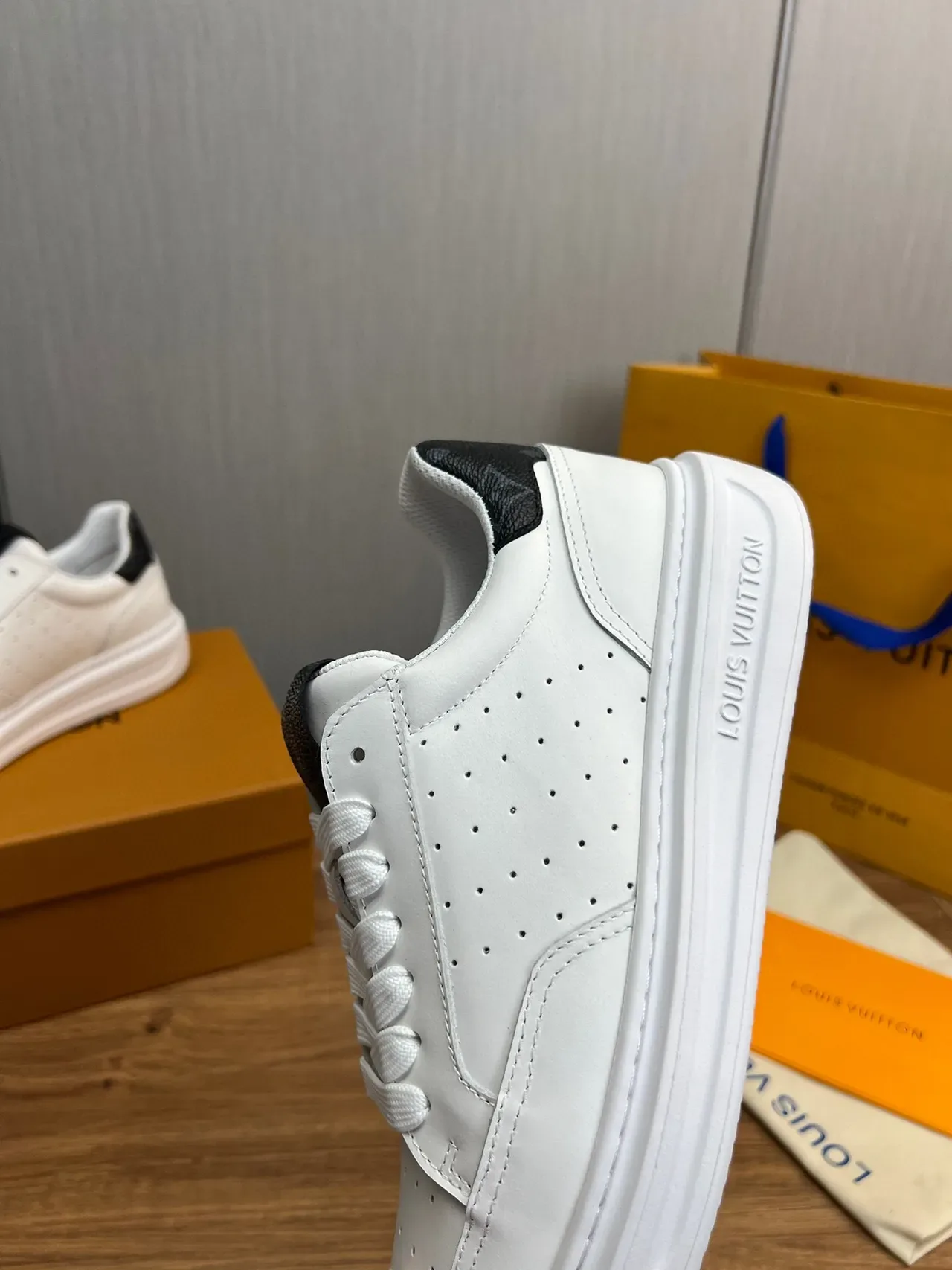 Louis Vuitton সাদা কালো পারফোরেটেড লেদার আপার মোটা প্ল্যাটফর্ম সোল লাইফস্টাইল স্নিকার 8
