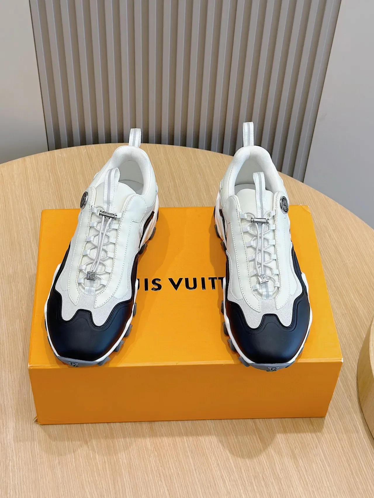 Louis Vuitton Blancs et Noirs Midsole Sculpté Overlays Ondulés Chunky Sneakers 2