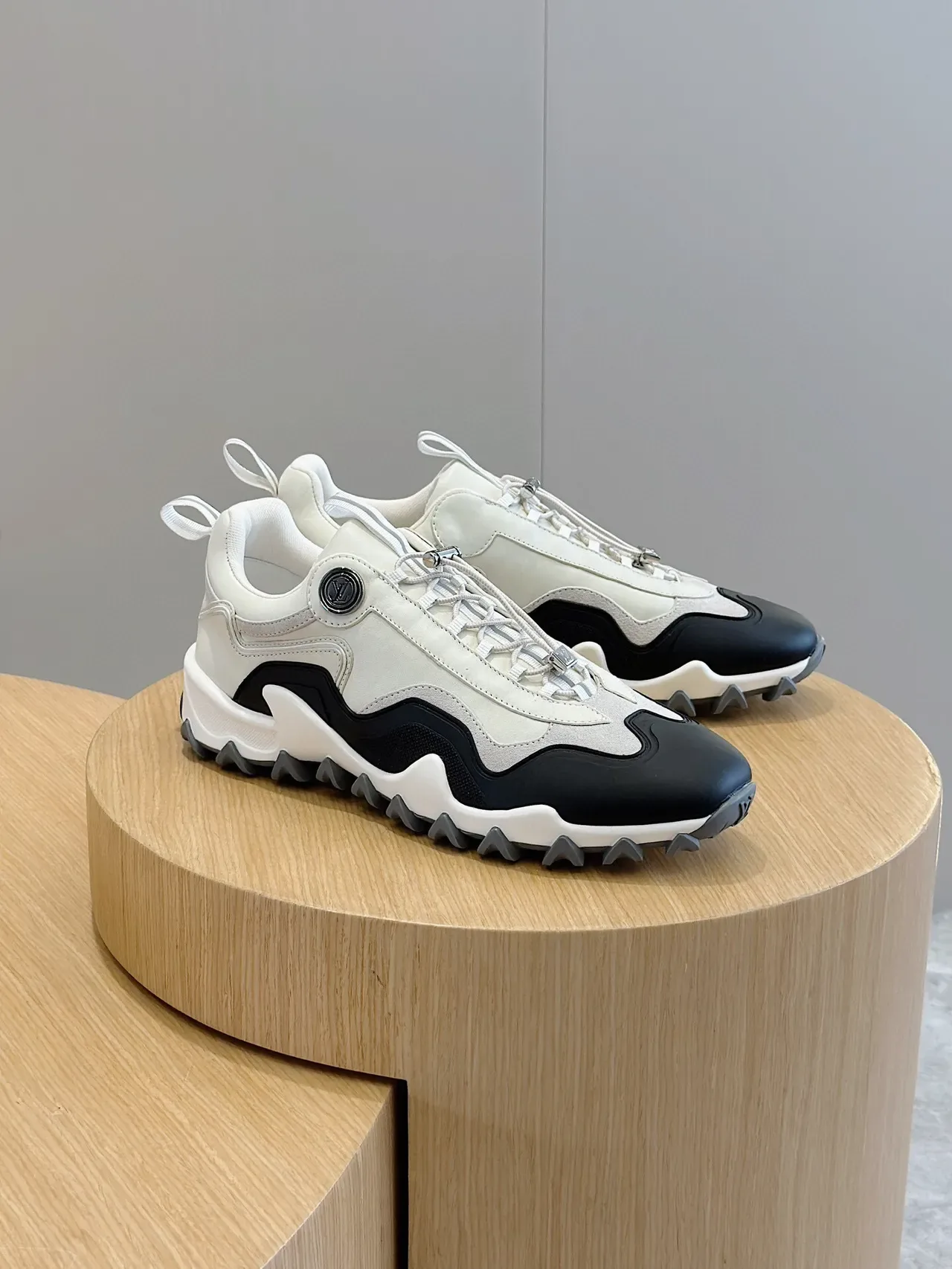 Louis Vuitton Blancs et Noirs Midsole Sculpté Overlays Ondulés Chunky Sneakers 3