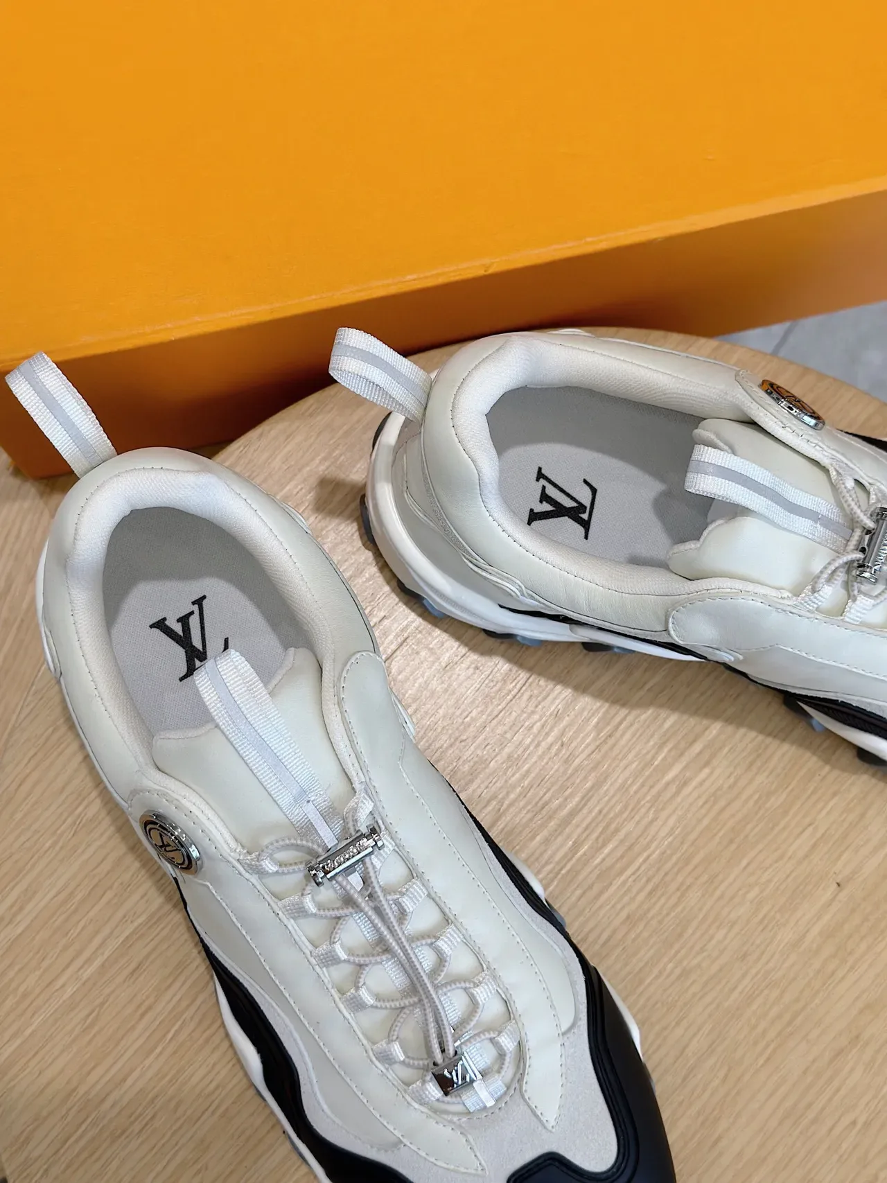 Louis Vuitton Blancs et Noirs Midsole Sculpté Overlays Ondulés Chunky Sneakers 8