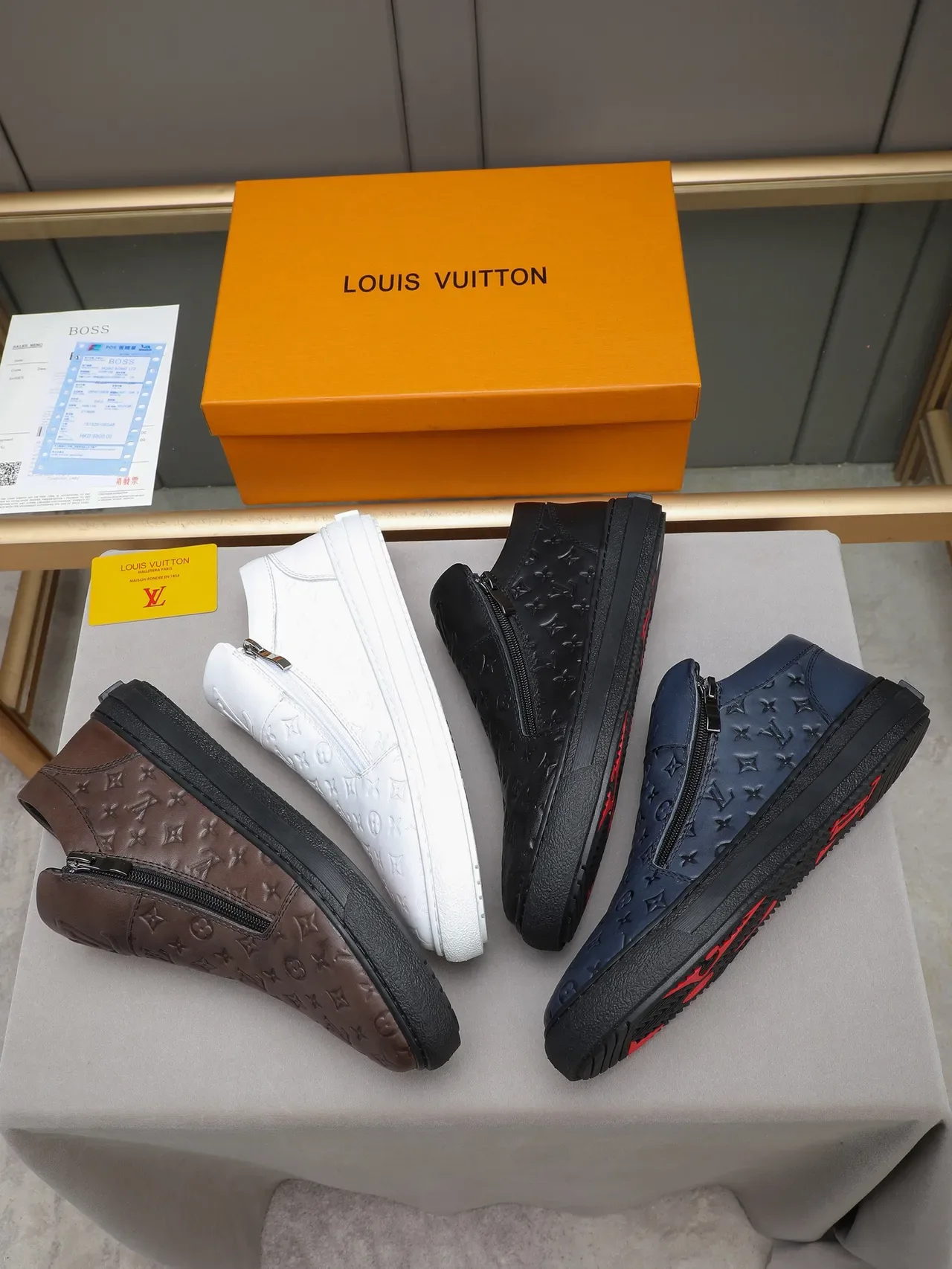 حذاء رياضي Louis Vuitton أبيض فضي Monogram-Embossed Leather إغلاق سحاب جانبي Lifestyle Sneakers 2