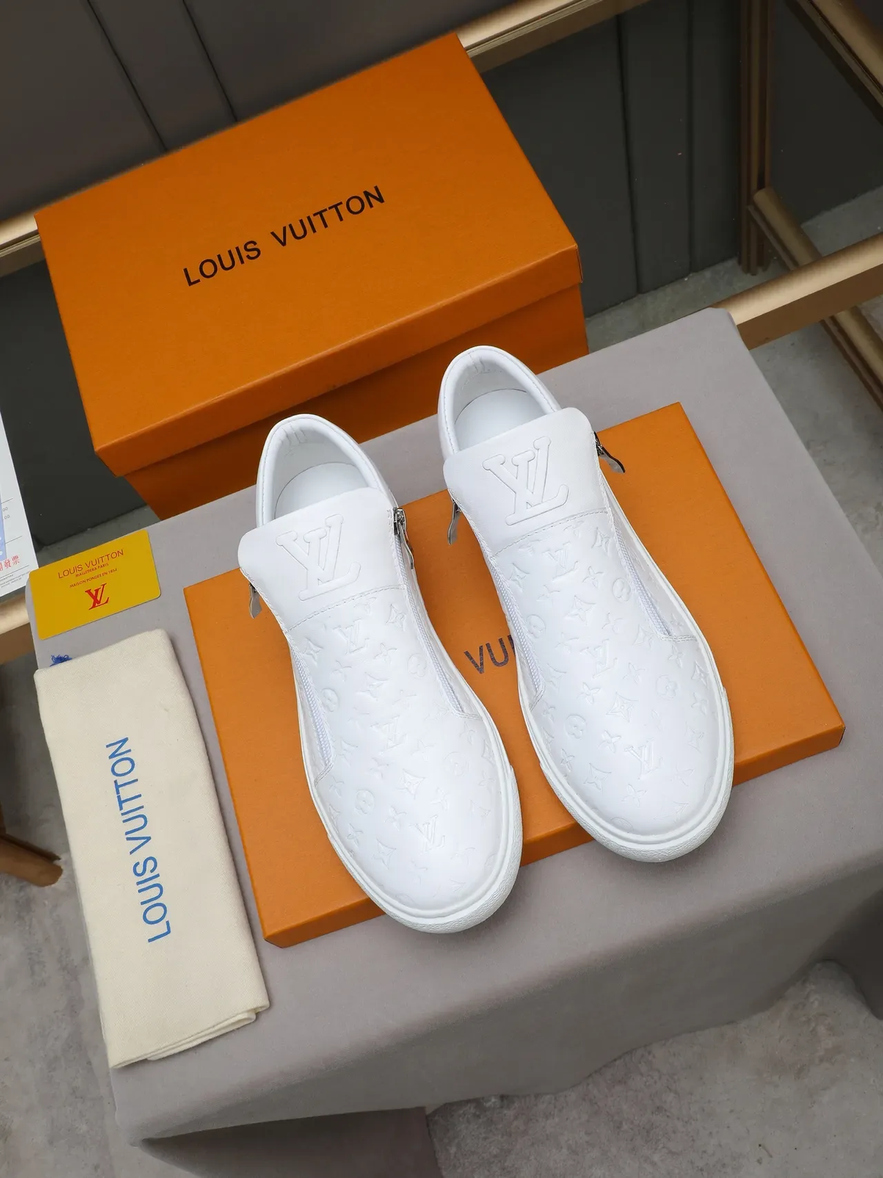 حذاء رياضي Louis Vuitton أبيض فضي Monogram-Embossed Leather إغلاق سحاب جانبي Lifestyle Sneakers 3