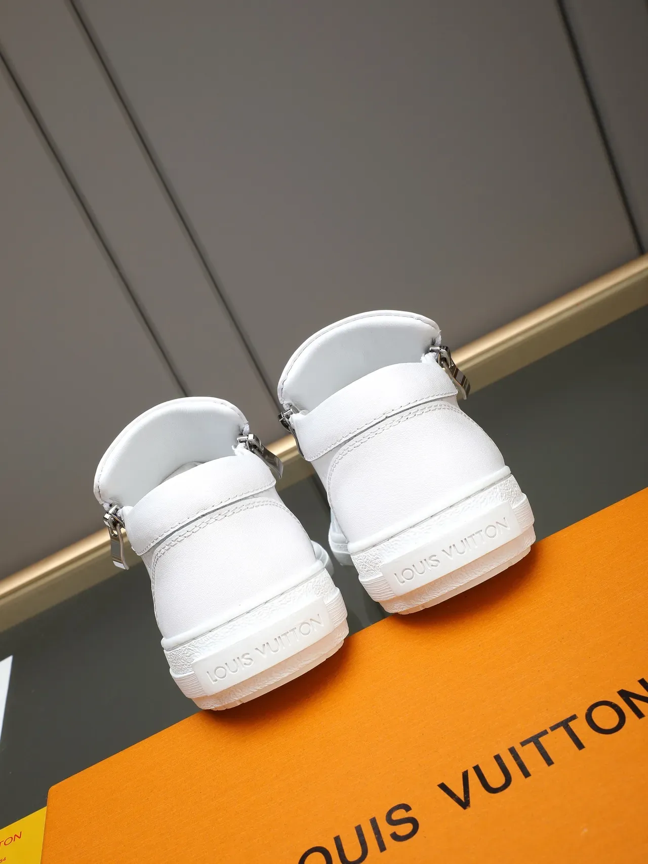 حذاء رياضي Louis Vuitton أبيض فضي Monogram-Embossed Leather إغلاق سحاب جانبي Lifestyle Sneakers 4