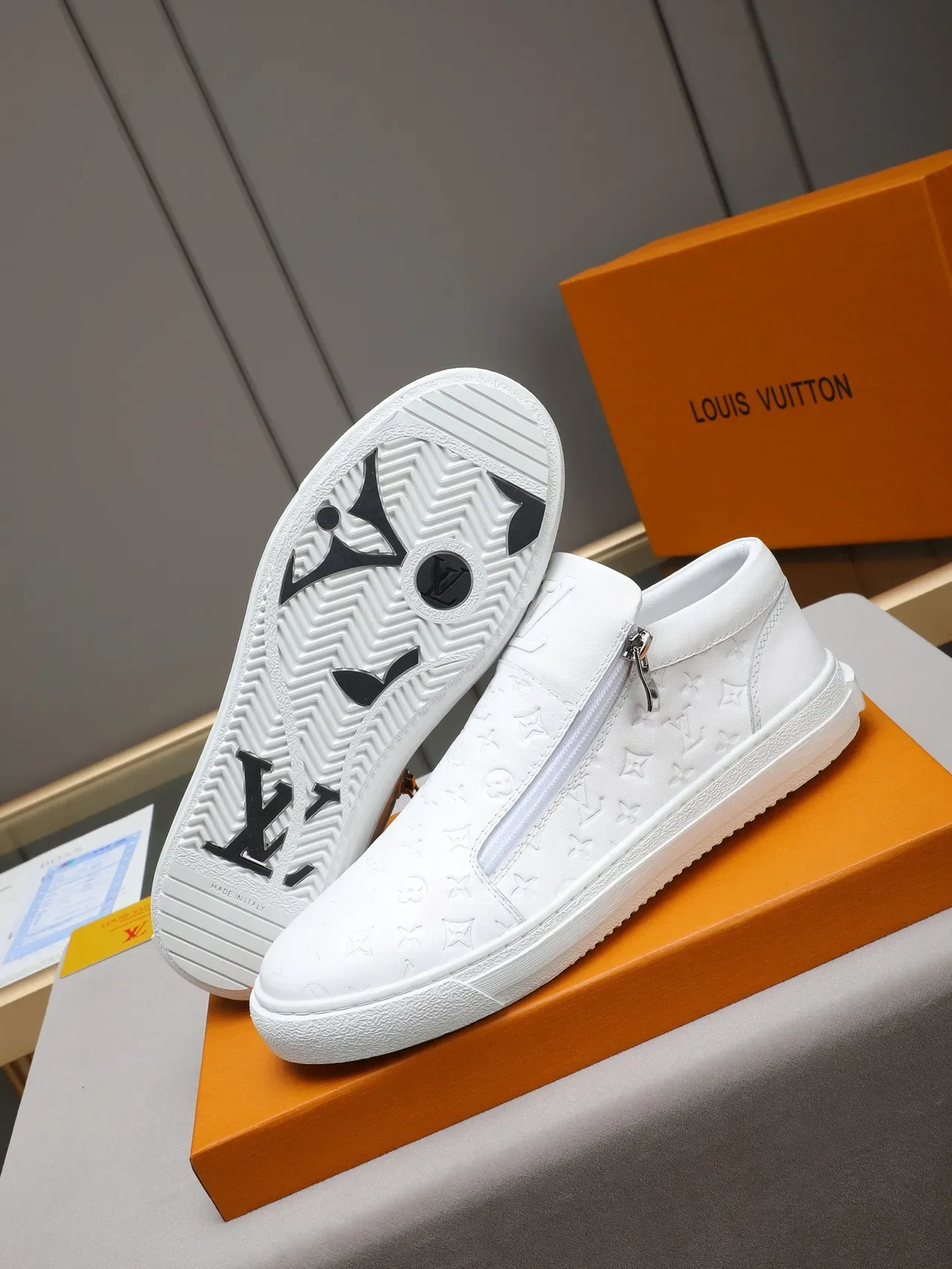 حذاء رياضي Louis Vuitton أبيض فضي Monogram-Embossed Leather إغلاق سحاب جانبي Lifestyle Sneakers 5