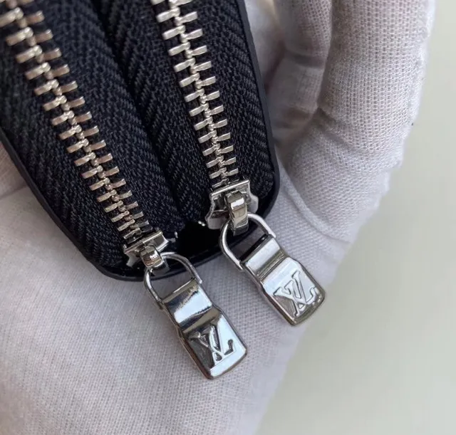 Carteira Louis Vuitton Zippy de couro Saffiano preta longa 5
