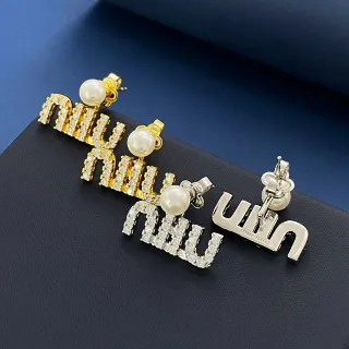 Miu Miu Logo اللؤلؤ Pavé أقراط
