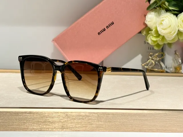 Miu Miu نظارات شمسية مربعة من الأسيتات مع تدرج 7