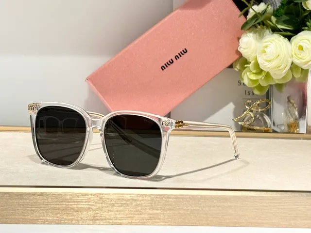 Miu Miu نظارات شمسية مربعة من الأسيتات مع تدرج 8