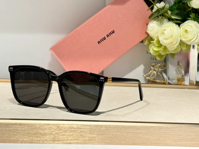 Miu Miu نظارات شمسية مربعة من الأسيتات مع تدرج 9
