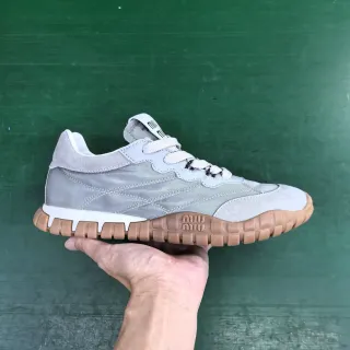 Miu Miu Wander Zapatillas lifestyle de ante y textil gris claro