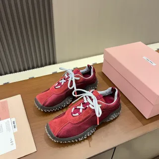 Miu Miu Wander Zapatillas Lifestyle de Ante y Malla Roja