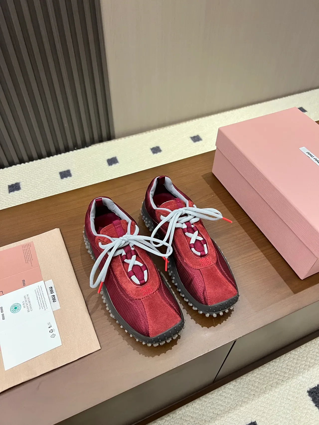 Miu Miu Wander Sneakers Lifestyle en Daim Rouge et Maille 4