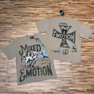 Camiseta Mixed Emotion beige y negro con estampado gráfico y letras con tachuelas